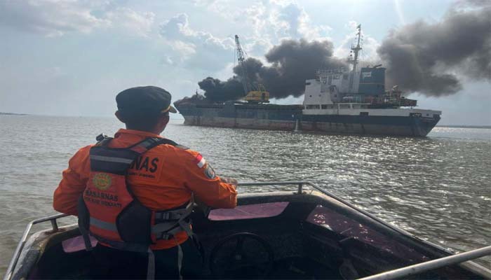 Kapal Tanker Bermuatan Sagu Terbakar di Kepulauan Meranti Riau